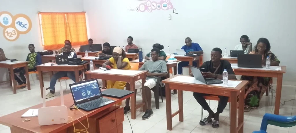 Photo du apprenants durant le Summer TECH CAMP organisé par Africa digiempower de la Fondation THEYA by Cybastion