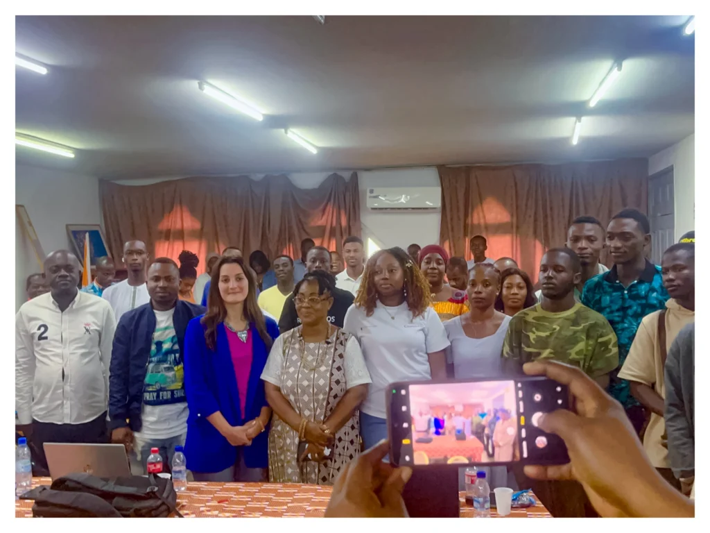 Photo de famille au Centre d'Action Culturelle d'Abobo pour la dernière journée du Tech camp 2025 avec Mme Aliaa Mehrez, Business Development Manager – NetAcad – Africa, Mme Ingrid MOUAFO Directrice de Africa DigiEmpower et Mme Madame Hortense Zagbayou BEKOUAN Directrice du Centre